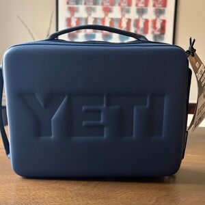 YETI Navy Blue lunch box Daytrip 5L NWT
